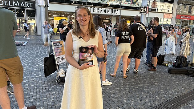 Lídryně pražské kandidátky Pirátů Tereza Nislerová během středeční předvolební kampaně na Andělu (29. června 2026)