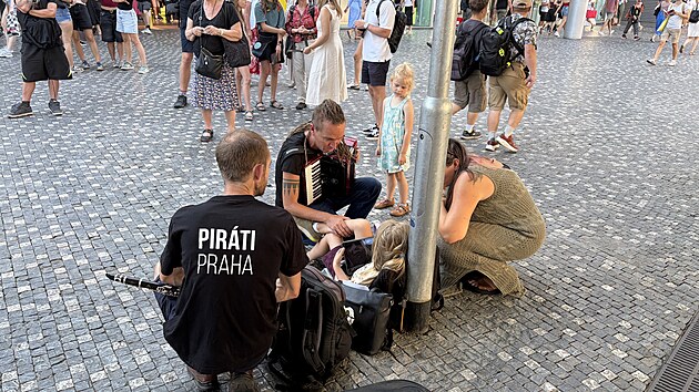 Pirátská kapela během předvolební kampaně na pražském Andělu (29. června 2026)