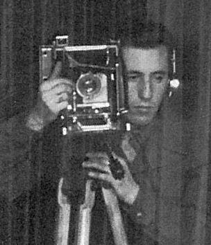 Raymond D’Addario byl fotograf z Holyoke v Massachusetts. Na konci roku 1945 byl přidělen k Mezinárodnímu vojenskému tribunálu v Norimberku.