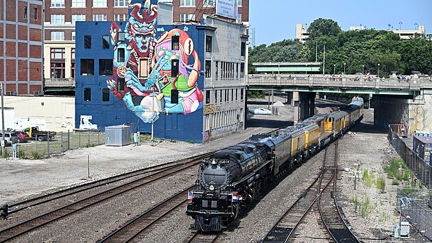 Big Boy zastavuje na nádraží Union Station v Kansas City ve státě Missouri. (21. července 2026)