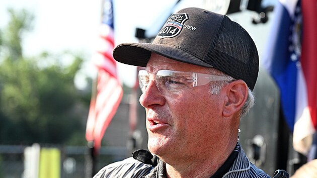 Strojvůdce Ed Dickens hovoří s novináři poté, co lokomotiva Big Boy společnosti Union Pacific přijela do Missouri na zpáteční cestě svého turné po celých Spojených státech a zastavila se na nádraží Union Station v Kansas City ve státě Missouri. (21. července 2026)
