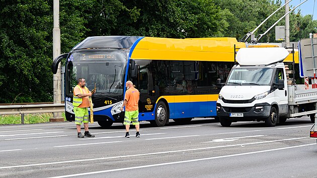 Silničáři otevřeli opravovaný úsek výpadovky ze Zlína v Loukách o den dříve, než původně avizovali. (23. července 2026)