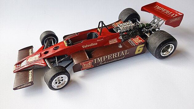 Lotusu je možné sejmout kryty kokpitu a motoru.