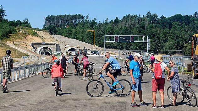 Tis&iacute;ce lid&iacute; si u Vysok&eacute;ho M&yacute;ta prohl&eacute;dly nov&yacute; &uacute;sek d&aacute;lnice D35. (25. července 2026)