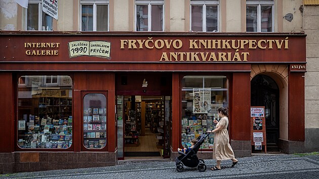 Po 35 letech liberecké knihkupectví Fryč prodalo antikvariát.