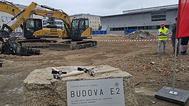 Po probl&eacute;mech se z&iacute;sk&aacute;n&iacute;m dotac&iacute; a několikaměs&iacute;čn&iacute;m zpožděn&iacute; se rozb&iacute;h&aacute; stavba budovy E2 v kampusu Technick&eacute; univerzity v Liberci. (23. července 2026)
