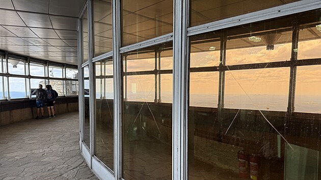 Vandal policistům řekl, že si chtěl pouze vyzkoušet, zda jsou okna skleněná nebo plastová. (28. července 2026)