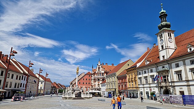Hlavní náměstí v Mariboru neboli Glavni trg, kterému vévodí bývalá radnice Rotovž.