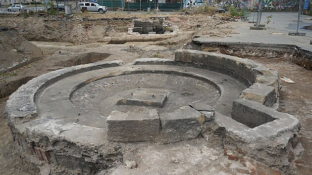 Historická točna pro železniční vagony nalezená archeology v Brně u budovy Malé Ameriky. (červenec 2026)