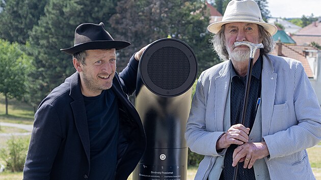 Autor projektu poesiomatu Ondřej Kobza (na snímku vlevo) a herec Bolek Polívka pokřtili společně v pondělí toto zařízení v Brně na Kraví hoře. (20. července 2026)