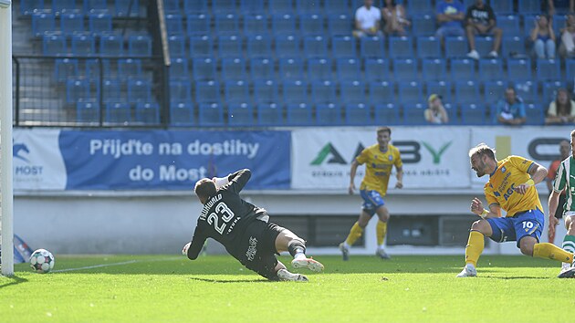 Teplický útočník Matěj Pulkrab střílí úvodní gól proti Bohemians.