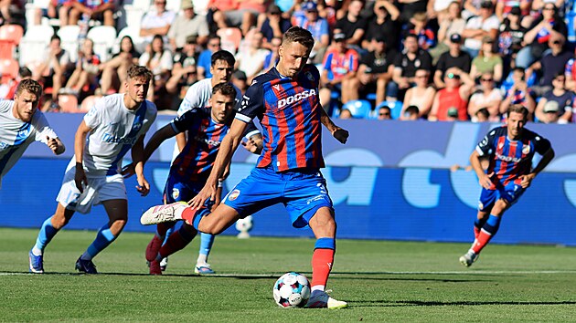 Dávid Krčík (Plzeň) zahrává v 51. minutě utkání proti Liberci pokutový kop.