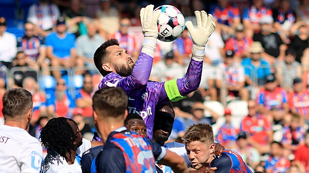 Liberecký brankář Tomáš Koubek chytá míč po rohovém kopu v zápase proti Plzni.