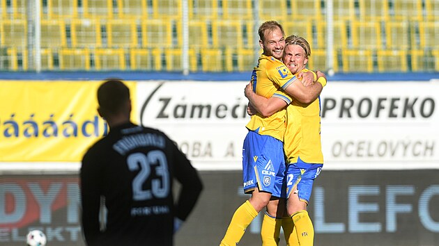 Matěj Pulkrab (Teplice) slaví se spoluhráčem Marcelem Čermákem gól proti Bohemians.