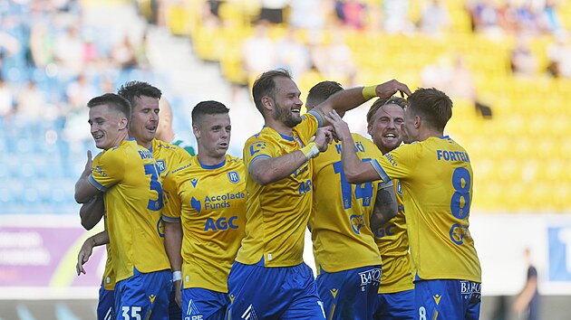 Radost teplických fotbalistů po trefě Matěje Pulkraba v utkání proti Bohemians.