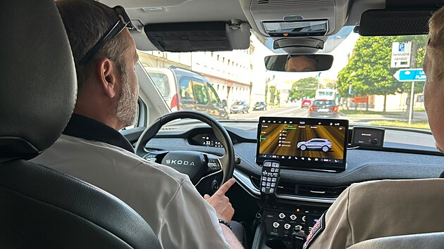 Řidiči mohou v těchto dnech na jihočeských silnicích potkat vozidlo zvláštního určení v testovacím provozu, a to elektrickou Škodu Elroq 85 v policejních barvách. (červenec 2026)