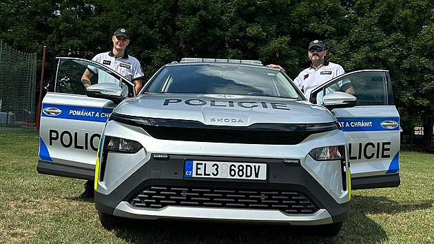Řidiči mohou v těchto dnech na jihočeských silnicích potkat vozidlo zvláštního určení v testovacím provozu, a to elektrickou Škodu Elroq 85 v policejních barvách. (červenec 2026)