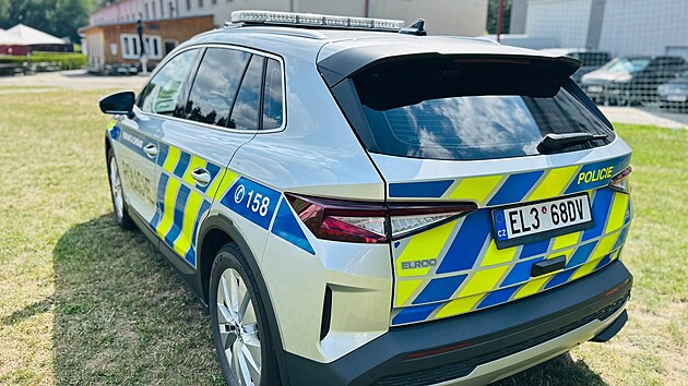 Řidiči mohou v těchto dnech na jihočeských silnicích potkat vozidlo zvláštního určení v testovacím provozu, a to elektrickou Škodu Elroq 85 v policejních barvách. (červenec 2026)