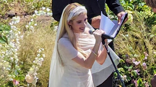 Emma Robertsov&aacute; na svatbu obl&eacute;kla &scaron;aty od Monique Lhuillierov&eacute; (26. července 2026)