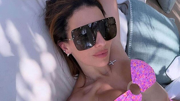 Hilaria Baldwinov&aacute; ukazuje tělo v bikin&aacute;ch (březen 2026)