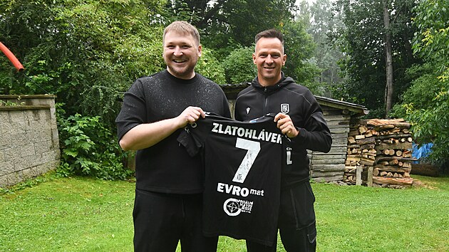 Fanoušek David Scholz (vlevo) dostal od Rudolfa Řepky dres Tomáše Zlatohlávka.