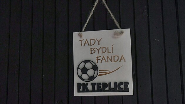 Ředitel teplického fotbalu Rudolf Řepka uklízel po prohrané sázce u fanouška Davida Scholze.
