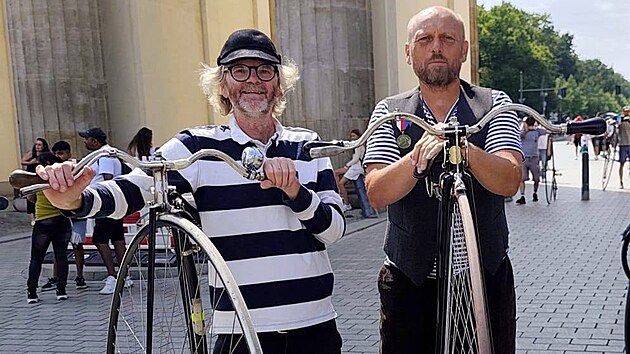 Skupina přátel velocipedů, kteří si říkají Vídeňáci 2023, v červenci dojela do cíle pod Braniborskou bránou v Berlíně. Sem dorazili z Vídně. (24. 7. 2026)