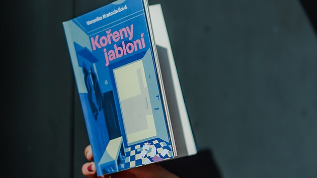 Spisovatelka a jihočeská rodačka Veronika Kratochvílová vydala prvotinu Kořeny jabloní a už chystá další knihu. (20. 7. 2026)