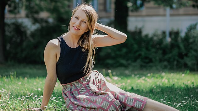 Spisovatelka a jihočeská rodačka Veronika Kratochvílová vydala prvotinu Kořeny jabloní a už chystá další knihu. (20. 7. 2026)