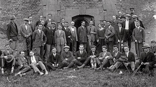 Historii mapuje nová kniha 100 let provázení v josefovském podzemí, kterou sepsal kolektiv autorů ze střediska Pevnost Josefov. Na snímku je první prohlídka z roku 1926.