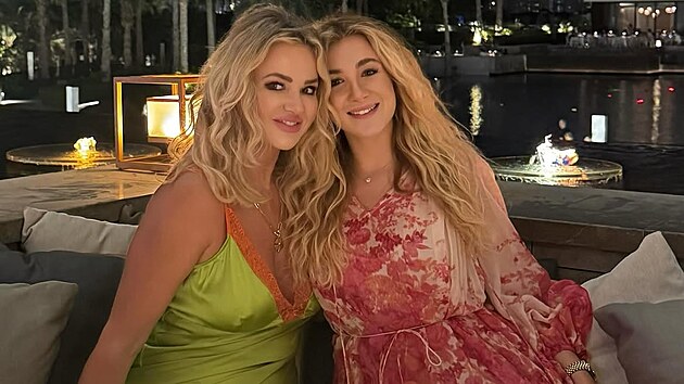 Maminka a dcera, nebo sestry? Monika a Vivien Babišovy sklízejí obdiv.