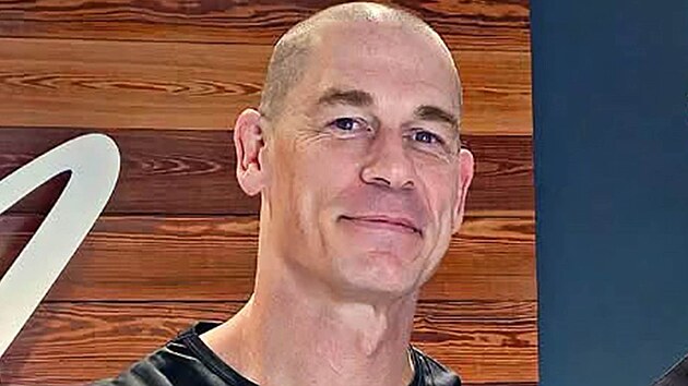 John Cena ukázal 1. července 2026 oholenou hlavu před druhou transplantací vlasů: „Šel jsem do toho naplno.“