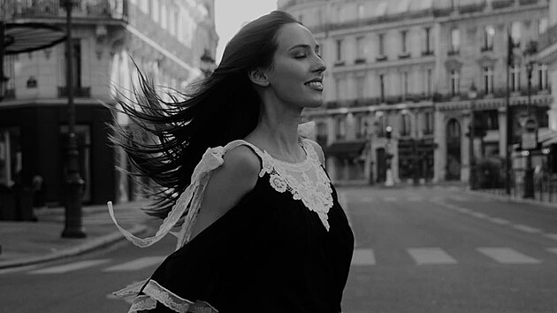 Charlotte Gott vydala svůj třetí singl nazvaný Paris. (24. července 2026)