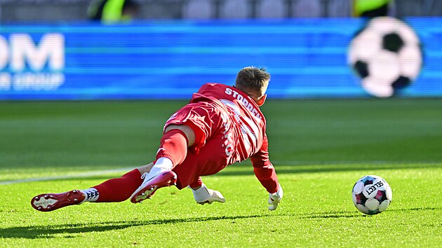 Momentka ze zápasu Artis Brno - FK Mladá Boleslav. Brněnský brankář Tadeáš Stoppen v akci.