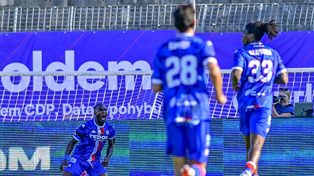 Quadri Adediran (vlevo) z Artisu Brno slaví svůj gól, blahopřát jsou David Šimek a Neil Glossoa.