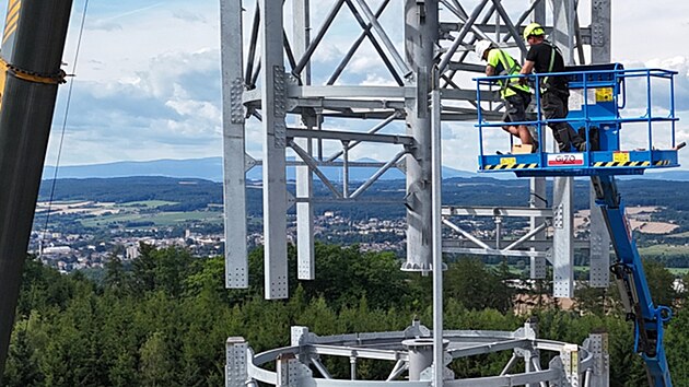 Z rozhledny v Hřibojedech bude výhled na Krkonoše a Orlické hory.