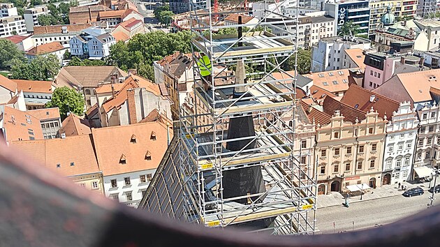 V současn&eacute; době otec a syn Maro&scaron; a Luk&aacute;&scaron; Ž&aacute;čikov&eacute; pracuj&iacute; na sanktusov&eacute; věži katedr&aacute;ly, což je bočn&iacute; &scaron;t&iacute;hl&aacute; věžička. Biskupstv&iacute; sh&aacute;n&iacute; pen&iacute;ze na opravu střechy nad kněži&scaron;těm, kam zat&eacute;k&aacute;. (20. července 2026)
