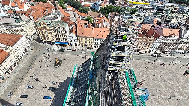 V současn&eacute; době otec a syn Maro&scaron; a Luk&aacute;&scaron; Ž&aacute;čikov&eacute; pracuj&iacute; na sanktusov&eacute; věži katedr&aacute;ly, což je bočn&iacute; &scaron;t&iacute;hl&aacute; věžička. Biskupstv&iacute; sh&aacute;n&iacute; pen&iacute;ze na opravu střechy nad kněži&scaron;těm, kam zat&eacute;k&aacute;. (20. července 2026)