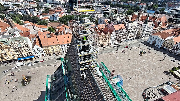 V současn&eacute; době otec a syn Maro&scaron; a Luk&aacute;&scaron; Ž&aacute;čikov&eacute; pracuj&iacute; na sanktusov&eacute; věži katedr&aacute;ly, což je bočn&iacute; &scaron;t&iacute;hl&aacute; věžička. Biskupstv&iacute; sh&aacute;n&iacute; pen&iacute;ze na opravu střechy nad kněži&scaron;těm, kam zat&eacute;k&aacute;. (20. července 2026)