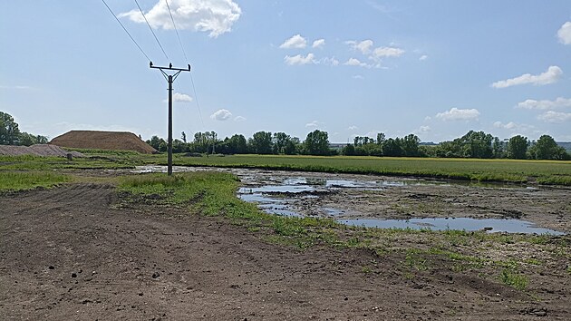Místo nálezu bronzového depotu u Kojetína na Přerovsku během archeologického dohledu. (červenec 2026)