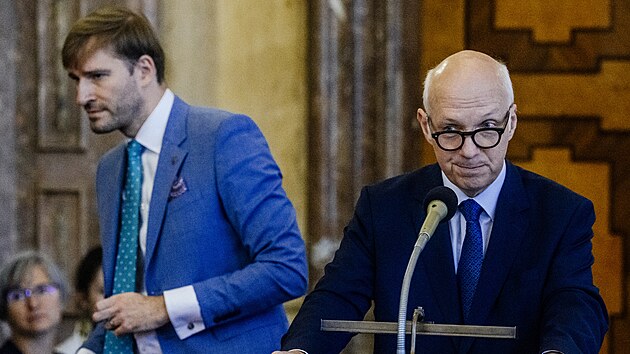 Veřejné slyšení Senátu na téma Politika závislostí jako společná odpovědnost státu. Ministr zdravotnictví Adam Vojtěch a senátor Pavel Fischer. (30. července 2026)