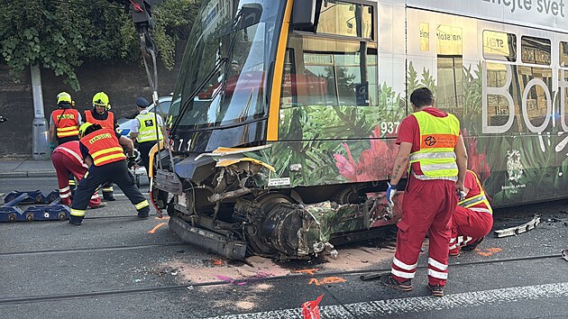 Dopravní nehoda tramvaje, motocyklu a auta v Zenklově ulici v pražské Libni. (30. července 2026)