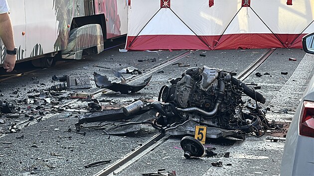Dopravní nehoda tramvaje, motocyklu a auta v Zenklově ulici v pražské Libni. (30. července 2026)