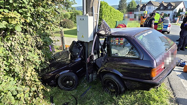 Policisté i záchranáři zasahovali u vážné dopravní nehody, která se stala 29. července 2026 okolo 16.30 na silnici III. třídy v městské části Oldřichovice u Třince. Řidič BMW tam nezvládl průjezd pravotočivou zatáčkou u penzionu, vyjel ze silnice a narazil do sloupu elektrického vedení.