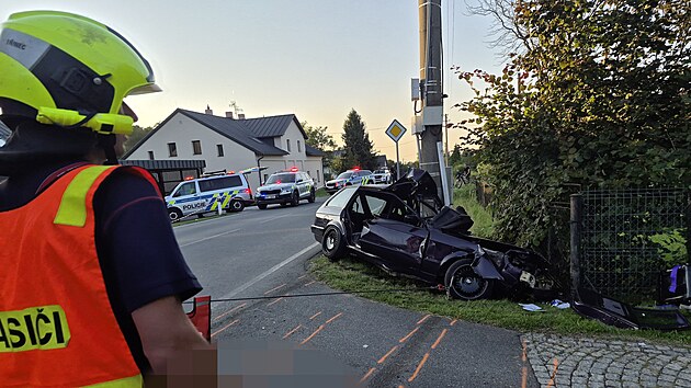 Policisté i záchranáři zasahovali u vážné dopravní nehody, která se stala 29. července 2026 okolo 16.30 na silnici III. třídy v městské části Oldřichovice u Třince. Řidič BMW tam nezvládl průjezd pravotočivou zatáčkou u penzionu, vyjel ze silnice a narazil do sloupu elektrického vedení.