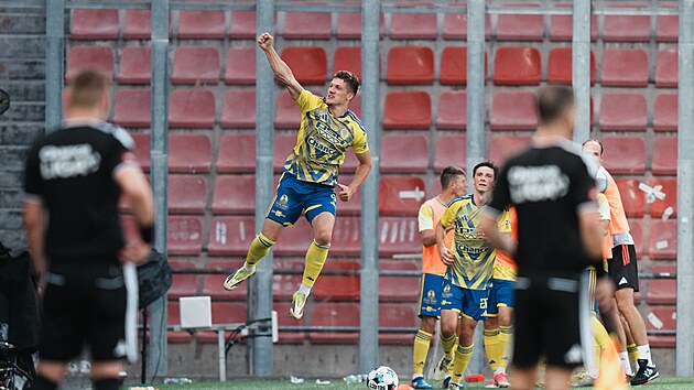Zlínský střelec Daniel Šmiga slaví gól proti Spartě.