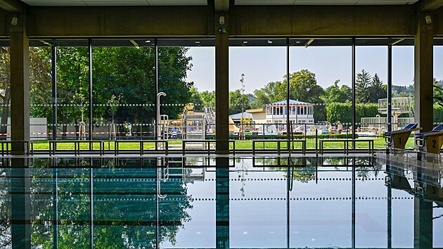 Blansko otevřelo nov&yacute; kryt&yacute; baz&eacute;n, historicky největ&scaron;&iacute; investici města. Plavcům nab&iacute;dne &scaron;estidr&aacute;hov&yacute; baz&eacute;n, v&yacute;ukovou č&aacute;st i wellness z&aacute;zem&iacute;. (31. července 2026)