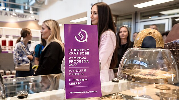 Aby se nakupující dostal dovnitř, potřebuje mít staženou aplikaci StoreUP, která mu otevře dveře. Zboží nakonec zaplatí na samoobslužné pokladně.