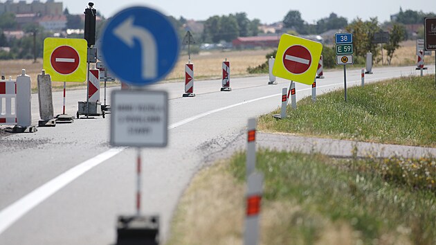 Oprava obchvatu Moravských Budějovic komplikuje cestování mezi Jihlavou a Znojmem. Jízdu prodlouží klidně i o patnáct až dvacet minut. Částečná uzavírka by měla trvat dva měsíce, tedy po celý zbytek letní dovolenkové sezony. (29. července 2026)