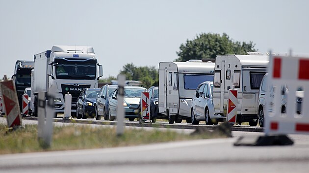 Oprava obchvatu Moravských Budějovic komplikuje cestování mezi Jihlavou a Znojmem. Jízdu prodlouží klidně i o patnáct až dvacet minut. Částečná uzavírka by měla trvat dva měsíce, tedy po celý zbytek letní dovolenkové sezony. (29. července 2026)